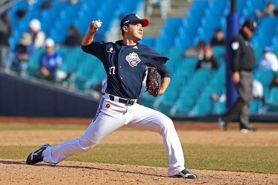 두산 베어스가 개막 3연패 수렁에 빠졌다. 두산은 주축 투수인 곽빈과 홍건희 이병헌 등이 빠지면서 마운드 붕괴를 겪고 있는 분위기다. 두산 베어스