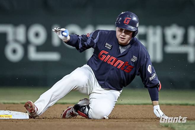 롯데 자이언츠 포수 정보근이 25일 인천 SSG랜더스필드에서 열린 2025 신한 SOL Bank KBO리그 SSG 랜더스와의 팀 간 1차전에 9번타자 겸 포수로 선발출전, 4타수 1안타 1타점을 기록하며 팀 승리에 힘을 보탰다. 사진 롯데 자이언츠