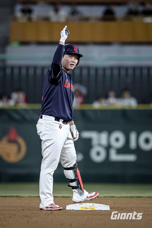 롯데 자이언츠 포수 정보근이 25일 인천 SSG랜더스필드에서 열린 2025 신한 SOL Bank KBO리그 SSG 랜더스와의 팀 간 1차전에 9번타자 겸 포수로 선발출전, 4타수 1안타 1타점을 기록하며 팀 승리에 힘을 보탰다. 사진 롯데 자이언츠