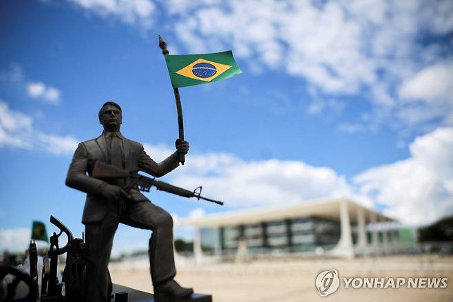 브라질 대법원 앞 노점의 소총 든 보우소나루 조각상 [브라질리아 로이터=연합뉴스. 재판매 및 DB 금지]