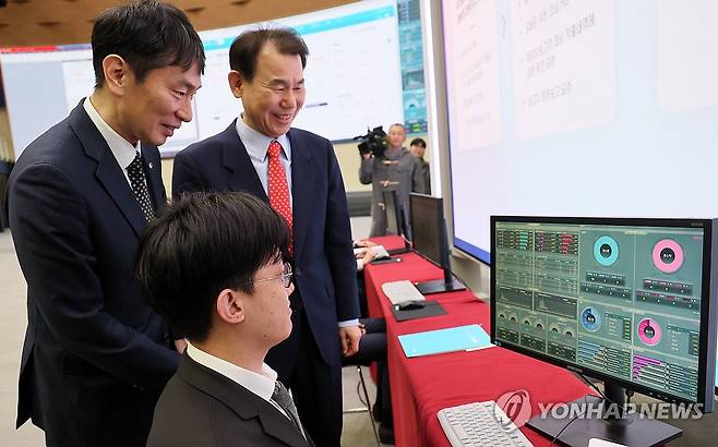NSDS 불법 공매도 적출 시연 (서울=연합뉴스) 김인철 기자 = 이복현 금융감독원장(왼쪽)과 정은보 한국거래소 이사장이 19일 서울 여의도 한국거래소에서 열린 '공매도 전산시스템 구축 시연회'에서 공매도 중앙점검시스템(NSDS) 불법 공매도 적출 시연을 보고 있다. 2025.3.19 [공동취재] yatoya@yna.co.kr