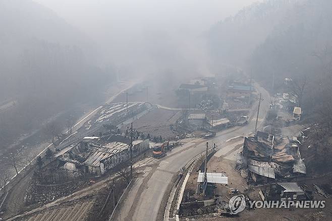 산불에 초토화된 계곡 마을 (영양=연합뉴스) 윤관식 기자 = 26일 경북 영양군 석보면 삼의리 삼의계곡 마을이 산불에 초토화돼 있다.
    석보면에서는 산불로 인해 다수의 사망자가 발생했다. 2025.3.26 psik@yna.co.kr