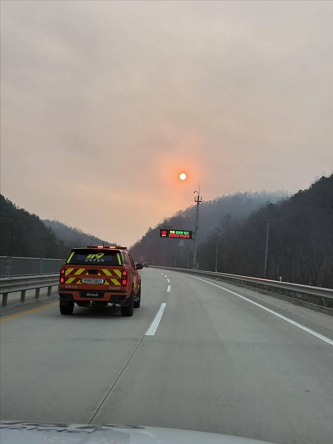 연기로 인한 연무로 앞이 안보이는 도로 [촬영 손형주 기자]
