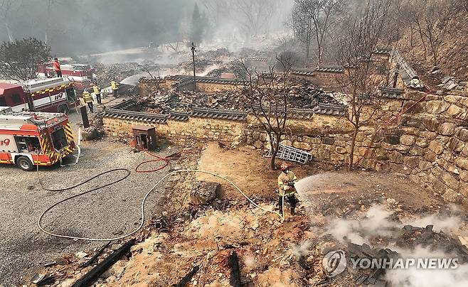 화마가 휩쓸고 간 고운사 (의성=연합뉴스) 김도훈 기자 = 26일 경북 의성군 단촌면 고운사 가운루를 비롯한 건물들이 전날 번진 산불에 모두 불에 타 흔적만 남아 있다.
    이번 화재로 국가 지정 문화유산 보물로 지정된 가운루와 연수전 등이 소실됐다. 2025.3.26 superdoo82@yna.co.kr