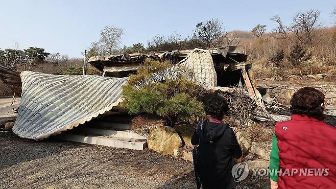 산불 피해 입은 사찰 (울산=연합뉴스) 김용태 기자 = 26일 울산시 울주군 언양읍 한 사찰 법당이 전날 발생한 산불로 전소돼 내려앉아 있다. 2025.3.26 yongtae@yna.co.kr