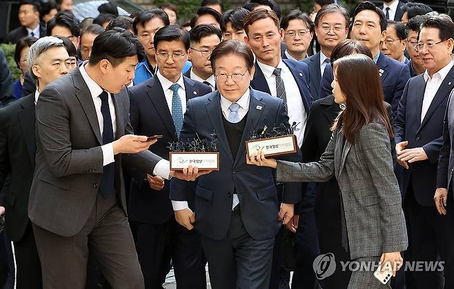 공판 출석하는 이재명 대표 (서울=연합뉴스) 더불어민주당 이재명 대표가 26일 서울 서초구 서울고등법원에서 열린 공직선거법 위반 혐의 항소심 선고공판에 출석하고 있다. 2025.3.26 [사진공동취재단] photo@yna.co.kr