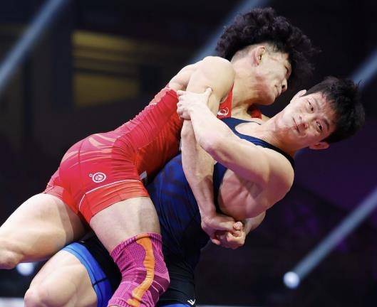 경기 펼치는 정한재(오른쪽) [세계레슬링연맹 홈페이지 캡처. 재배포 및 DB 금지]