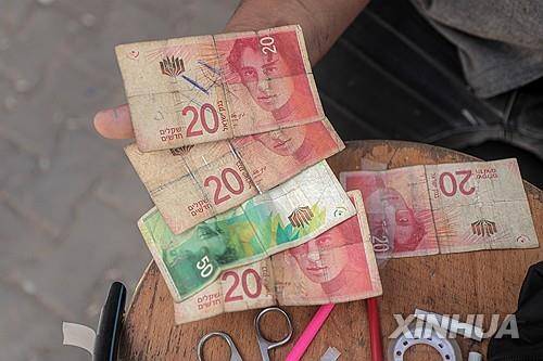 '수선'된 헌 지폐들 (가자지구 칸유니스 신화=연합뉴스) 2024년 9월 30일 가자지구 남부 칸유니스에서 한 팔레스타인 남성이 '수선'한 헌 지폐들. (Photo by Rizek Abdeljawad/Xinhua) 2025.3.26.