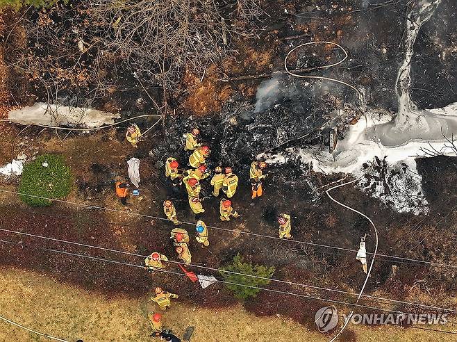 사라진 의성 산불 헬기 형체 (의성=연합뉴스) 손형주 기자 = 26일 오후 경북 의성군 신평면 교안리 야산에 산불진화용 헬기가 추락해 당국이 사고 수습을 하고 있다. 헬기 조종사는 사고 현장에서 사망 한 채 발견됐다. 2025.3.26 handbrother@yna.co.kr