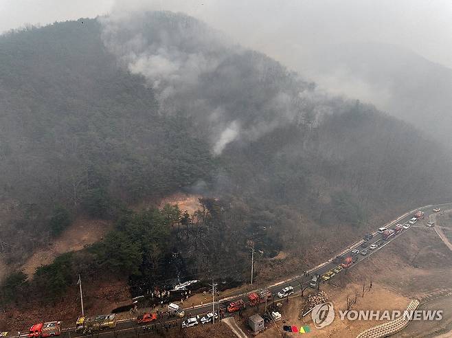 의성 산불 진화 헬기 추락 현장 (의성=연합뉴스) 손형주 기자 = 26일 오후 경북 의성군 신평면 교안리 야산에 산불진화용 헬기가 추락해 당국이 사고 수습을 하고 있다. 헬기 조종사는 사고 현장에서 사망 한 채 발견됐다. 2025.3.26 handbrother@yna.co.kr