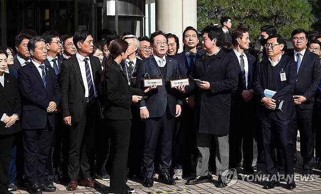 입장 밝히는 이재명 대표 (서울=연합뉴스) 더불어민주당 이재명 대표가 26일 서울고등법원에서 열린 공직선거법 위반 사건 항소심에서 무죄를 선고받은 뒤 입장을 밝히고 있다. 2025.3.26 [사진공동취재단] photo@yna.co.kr