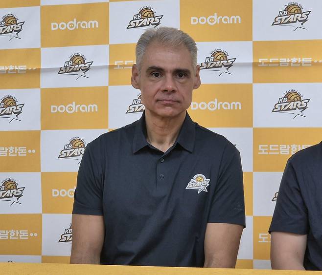 질문 듣는 레오나르도 아폰소 감독 (의정부=연합뉴스) 김경윤 기자 = 레오나르도 아폰소 KB손해보험 감독이 26일 경기도 의정부 경민대체육관에서 열리는 2024-2025 프로배구 V리그 PO 1차전 대한항공과 홈 경기를 앞두고 사전 기자회견에서 질문을 듣고 있다. 2025.3.26. cycle@yna.co.kr