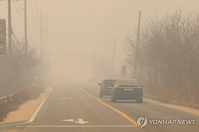 연무에 갇힌 안동 (안동=연합뉴스) 김도훈 기자 = 26일 경북 안동시 임동면 갈전리 일대가 산불로 인한 연무에 갇혀 있다. 2025.3.26 superdoo82@yna.co.kr