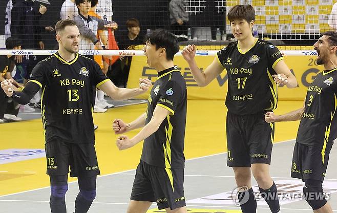 KB손해보험 PO 1차전 승 (의정부=연합뉴스) 김병만 기자 = 26일 경기도 의정부 경민대체육관에서 열린 도드람 2024-2025 V리그 남자부 플레이오프 1차전 KB손해보험-대한항공 경기. KB손해보험 선수들 승리한 후 기뻐하고 있다. 
2025.3.26 kimb01@yna.co.kr
