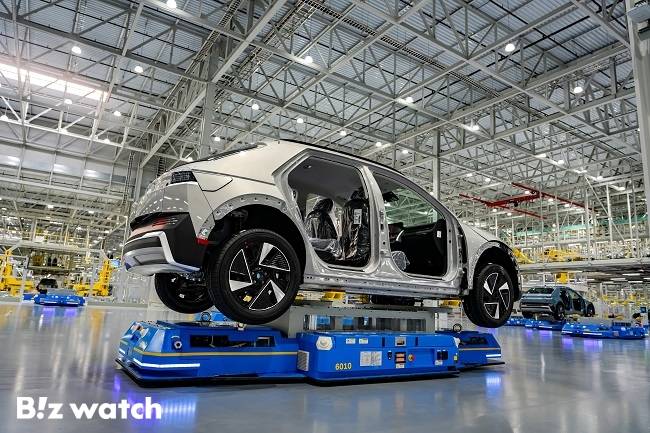 HMGMA 의장 공장에서 차량 운반중인 자율주행 로봇 / 사진 = 회사 제공