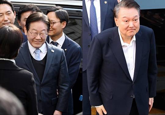 사진 = 이재명 더불어민주당 대표가 어제(26일) 서울고등법원에서 열린 공직선거법 위반 혐의 항소심 선고 공판에서 무죄를 선고받은 뒤 웃으며 법원을 나서고 있다.(왼쪽)
석방된 윤석열 대통령이 지난 8일 오후 서울 용산구 한남동 관저 입구에서 지지자들에게 고개 숙여 인사하고 있다.(출처 = 뉴시스)