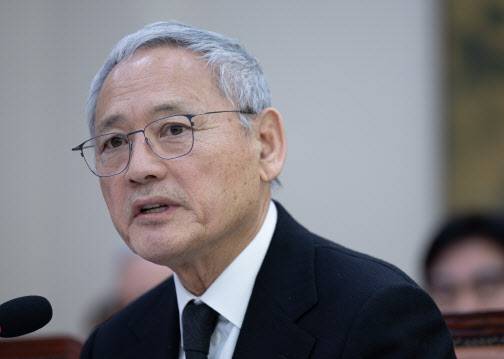 유인촌 문화체육관광부 장관이 지난 1월 10일 오전 서울 여의도 국회에서 열린 문화체육관광위원회 전체회의에서 의원 질의에 답변하고 있다. (사진=뉴스1).