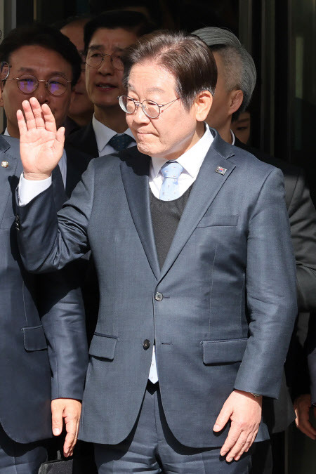 이재명 더불어민주당 이재명 대표가 26일 서울중앙지법에서 열린 공직선거법 위반 사건 항소심에서 무죄를 선고받은 뒤 지지자들을 향해 인사하고 있다. (사진=연합뉴스)