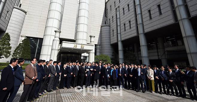 이재명 더불어민주당 대표가 26일 서울 서초구 서울고등법원에서 열린 공직선거법 위반 혐의 항소심 선고 공판에서 무죄를 선고받은 뒤 소감을 밝히고 있다. 민주당 의원 60명 정도가 이 대표와 함께 법원을 찾았다. (사진공동취재단)