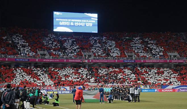 25일 경기도 수원시 수원월드컵경기장에서 열린 2026 북중미 월드컵 아시아 3차 예선 B조 8차전 대한민국과 요르단의 경기. 붉은 악마와 관중들이 11회 연속 월드컵 본선 진출을 기원하는 카드섹션 응원을 펼치고 있다. 사진=연합뉴스