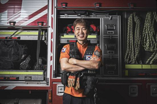 경상북도 119산불특수대응단에서 활약 중인 박현중 산불대응 5팀장이 소방차 앞에서 포즈를 취하고 있다. (사진=소방청)