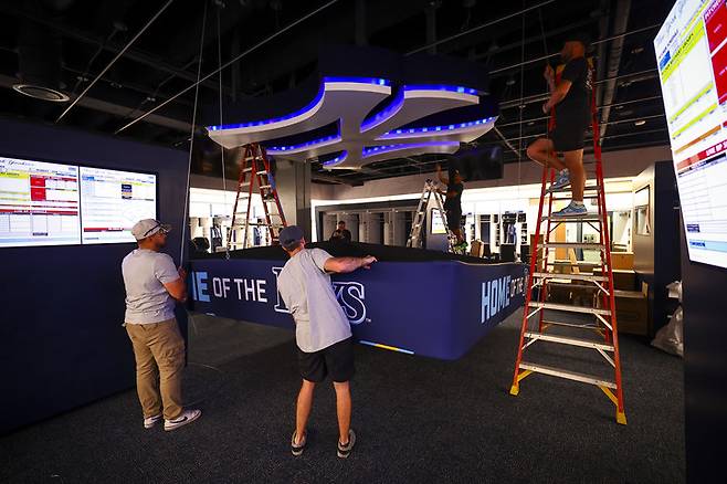 (선수용 라커룸 내 중앙 천장에 위치한 뉴욕 양키스 로고를 가리는 작업이 진행 중이다)