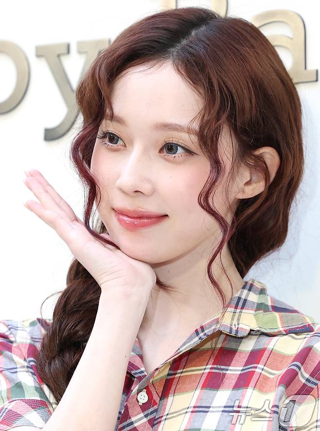 에스파 윈터가 26일 서울 용산구 폴로 랄프로렌 사운즈 한남 스토어에서 열린 오픈 행사에 참석해 포즈를 취하고 있다. ⓒ News1 권현진 기자