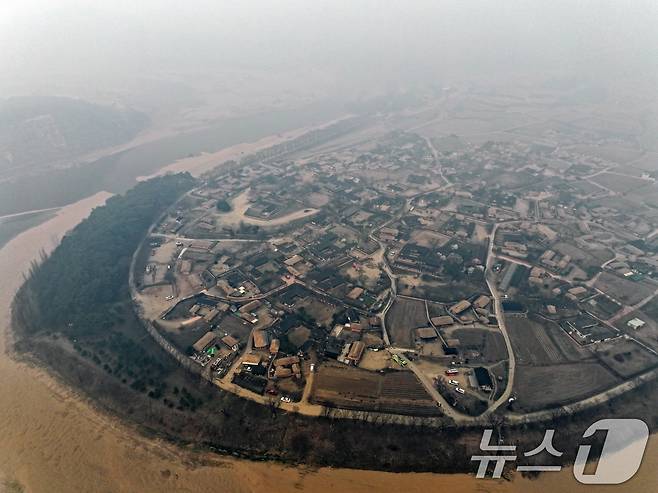 의성 산불이 이어지고 있는 26일 오후 경북 안동시 하회마을이 산불 연기에 뒤덮여 있다. 2025.3.26/뉴스1 ⓒ News1 이승배 기자