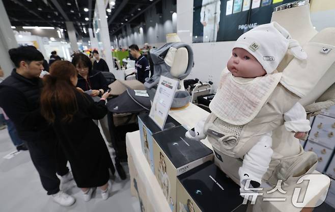 27일 서울 강서구 코엑스 마곡에서 열린 마이비 마곡 베이비페어&유아교육전을 찾은 관람객들이 육아용품을 살펴보고 있다. 2025.3.27/뉴스1 ⓒ News1 박세연 기자