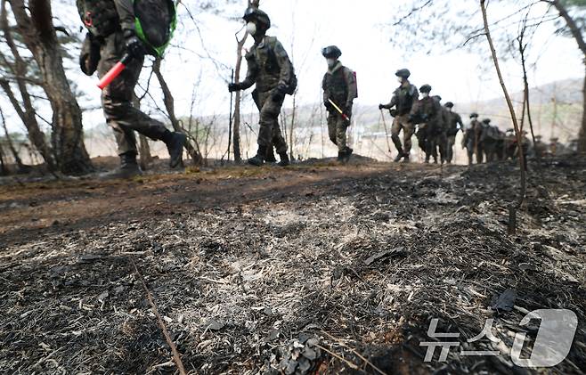 경북 의성 산불이 엿새째 이어지고 있는 27일 오전 경북 의성군 방하리 일대 야산에서 육군 제50보병사단 및 제2신속대응사단 장병들이 잔불 제거 작전에 투입되고 있다. 2025.3.27/뉴스1 ⓒ News1 김영운 기자