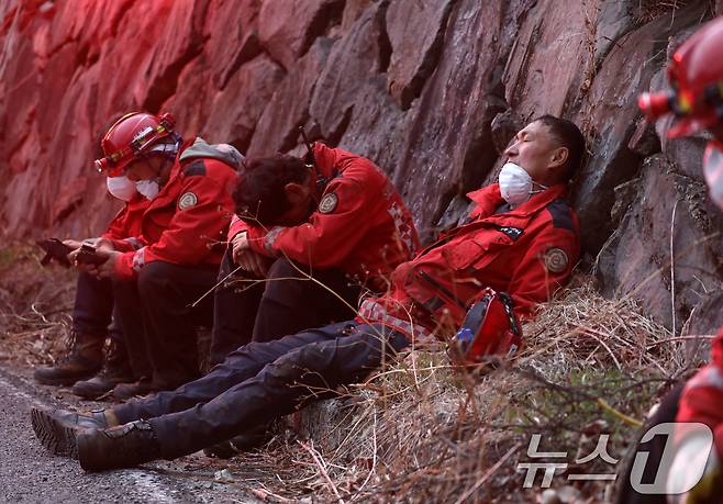 연일 계속되는 산불 진화작업으로 지친 진화대원들이 휴식을 취하고 있다.2025.3.27/뉴스1 ⓒ News1 윤일지 기자