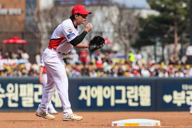 KIA 윤도현이 23일 광주-기아 챔피언스 필드에서 열린 2025 KBO리그 정규시즌 개막 2차전 NC와 경기에서 3루 수비를 소화하고 있다. 사진 | KIA 타이거즈
