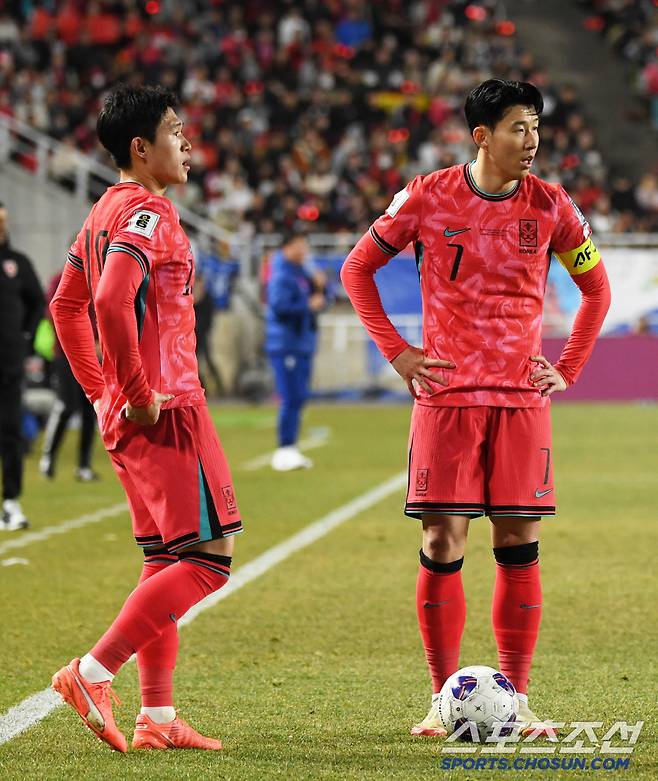 25일 수원월드컵경기장 열린 2026 FIFA 북중미 월드컵 아시아지역 3차 예선 대한민국과 요르단의 경기. 이동경과 손흥민이 프리킥을 준비하고 있다. 수원=박재만 기자 pjm@sportschosun.com/2025.03.25/