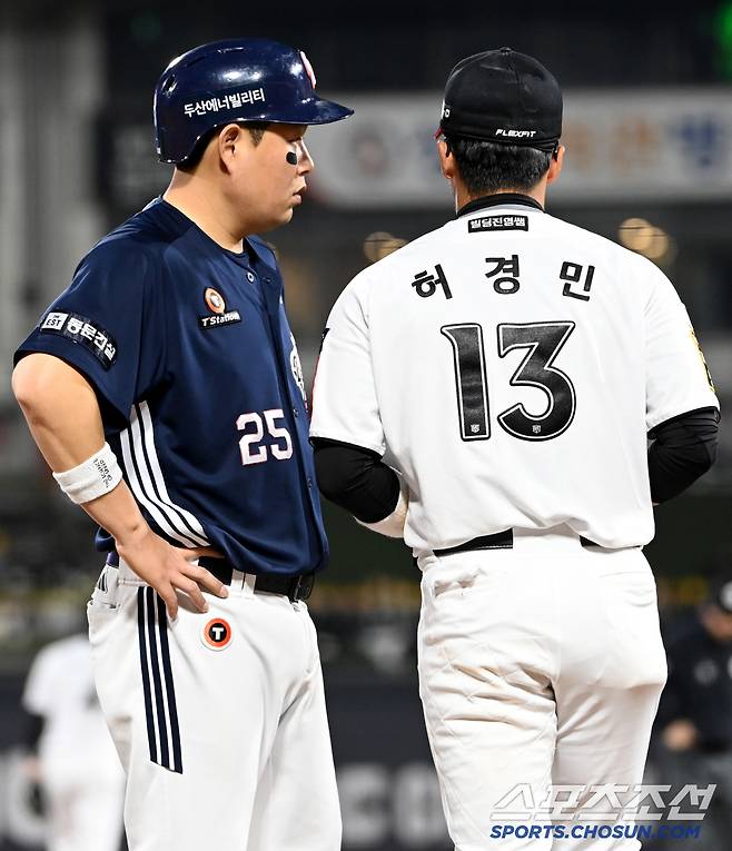 형의 공격에 아무런 타격이 없던 허경민은 외면하며 수비 위치로