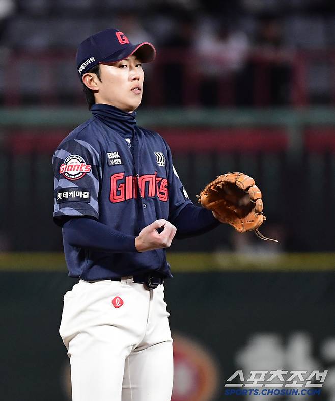 25일 인천 SSG랜더스필드에서 열린 KBO리그 SSG와 롯데의 경기. 선발 유격수로 나선 롯데 전민재. 인천=송정헌 기자songs@sportschosun.com/2025.03.25/