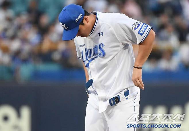 25일 대구 NC전 선발투수 최원태의 상의 오른쪽이 빠져 나왔다. 심판의 지적을 받은 최원태가 벨트와 바지 앞 단추를 푼 후 상의를 제대로 집어 넣었다. 대구=정재근 기자 cjg@sportschosun.com