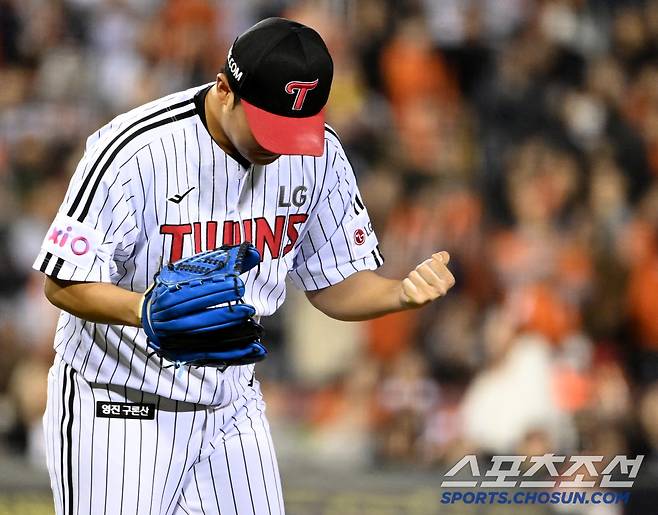 27일 잠실야구장에서 열린 한화와 LG의 경기, 7회초 2사 2루 실점 위기를 넘긴 LG 송승기가 환호하고 있다. 잠실=허상욱 기자wook@sportschosun.com/2025.03.27/