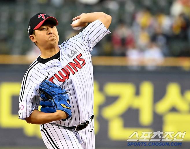 27일 잠실야구장에서 열린 한화와 LG의 경기, LG 선발투수 송승기가 역투하고 있다. 잠실=허상욱 기자wook@sportschosun.com/2025.03.27/