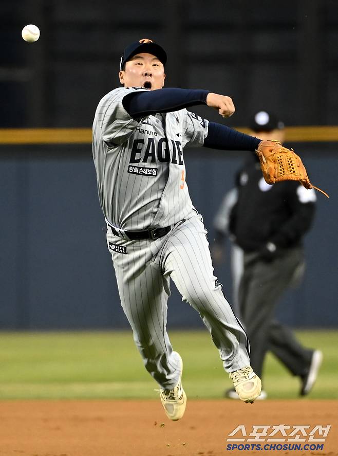 27일 잠실야구장에서 열린 한화와 LG의 경기, 1회말 한화 2루수 안치홍이 LG 홍창기의 내야땅볼을 처리하지 못하며 아쉬워하고 있다. 잠실=허상욱 기자wook@sportschosun.com/2025.03.27/