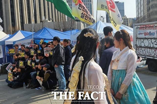 외국인 관광객들이 경복궁 인근에 설치된 천막을 신기한 듯 바라보고 있다. /서다빈 기자