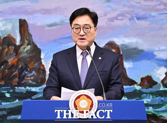 우원식 국회의장이 27일 헌법재판소의 윤석열 대통령 탄핵심판 선고 지연 상황을 우려하며 "헌법재판관들께서는 최대한 신속하게 윤 대통령 탄핵심판 선고를 내려달라"고 밝혔다. /이새롬 기자