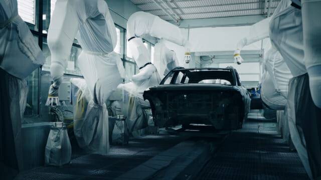 HMGMA 도장 공장에서 차체에 도료가 도포되는 모습