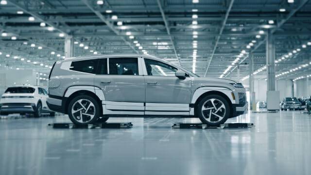 HMGMA에서 생산된 아이오닉 9이 주차로봇에 실려 무인 품질 검사 공정으로 운반되는 모습