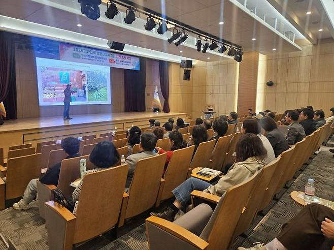 진주시 ‘2025 대한민국 정원산업박람회’ 홍보 사전 특강을 진행 하고 있다.