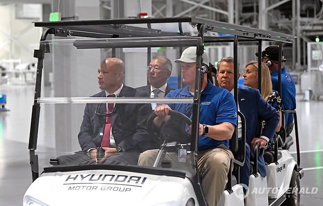 정의선&nbsp;현대차그룹&nbsp;회장과&nbsp;브라이언&nbsp;켐프&nbsp;조지아&nbsp;주지사가&nbsp;HMGMA&nbsp;생산&nbsp;라인을&nbsp;둘러보고&nbsp;있는&nbsp;모습(현대차그룹)