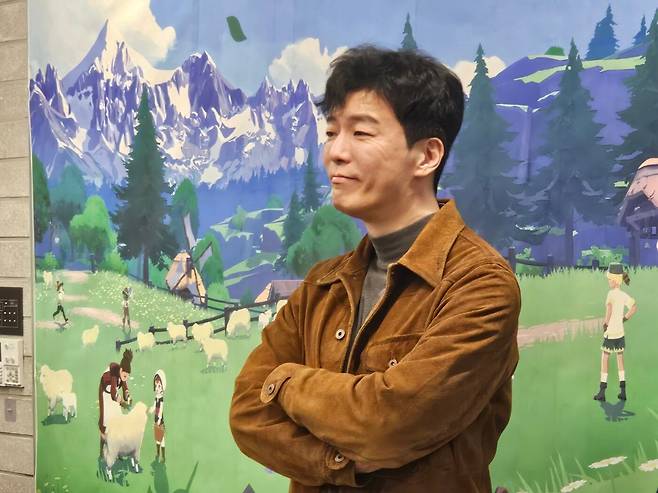 김동건 데브캣 대표가 지난 17일 오후 성남시 분당 판교 GB1타워에서 열린 '마비노기 모바일 시연회'에서 기념 촬영을 하고 있다./윤예원 기자