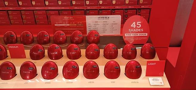 이번 팝업에는 티르티르 성공의 주역인 '마스크 핏 레드 쿠션'이 자리했다. 이 쿠션은 총 45가지 색상으로 구성돼 있다. ⓒ데일리안 남가희 기자