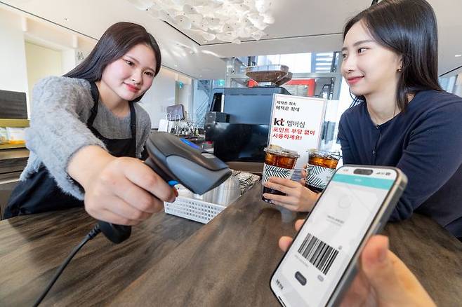 모델들이 서울시 종로구에 위치한 카페에서 KT 멤버십 할인과 달.달.혜택을 이용하는 모습ⓒKT