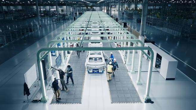 HMGMA 차체 공장에서 차체가 자율주행 운반 로봇(AGV)에 실려 이동하고 있다. ⓒ현대차그룹