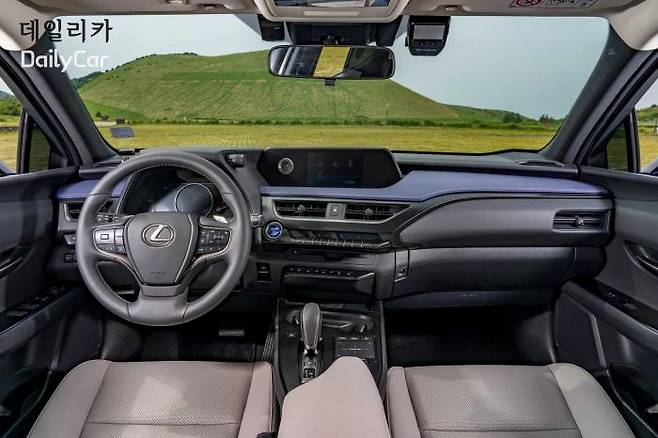 렉서스 UX300e 실내